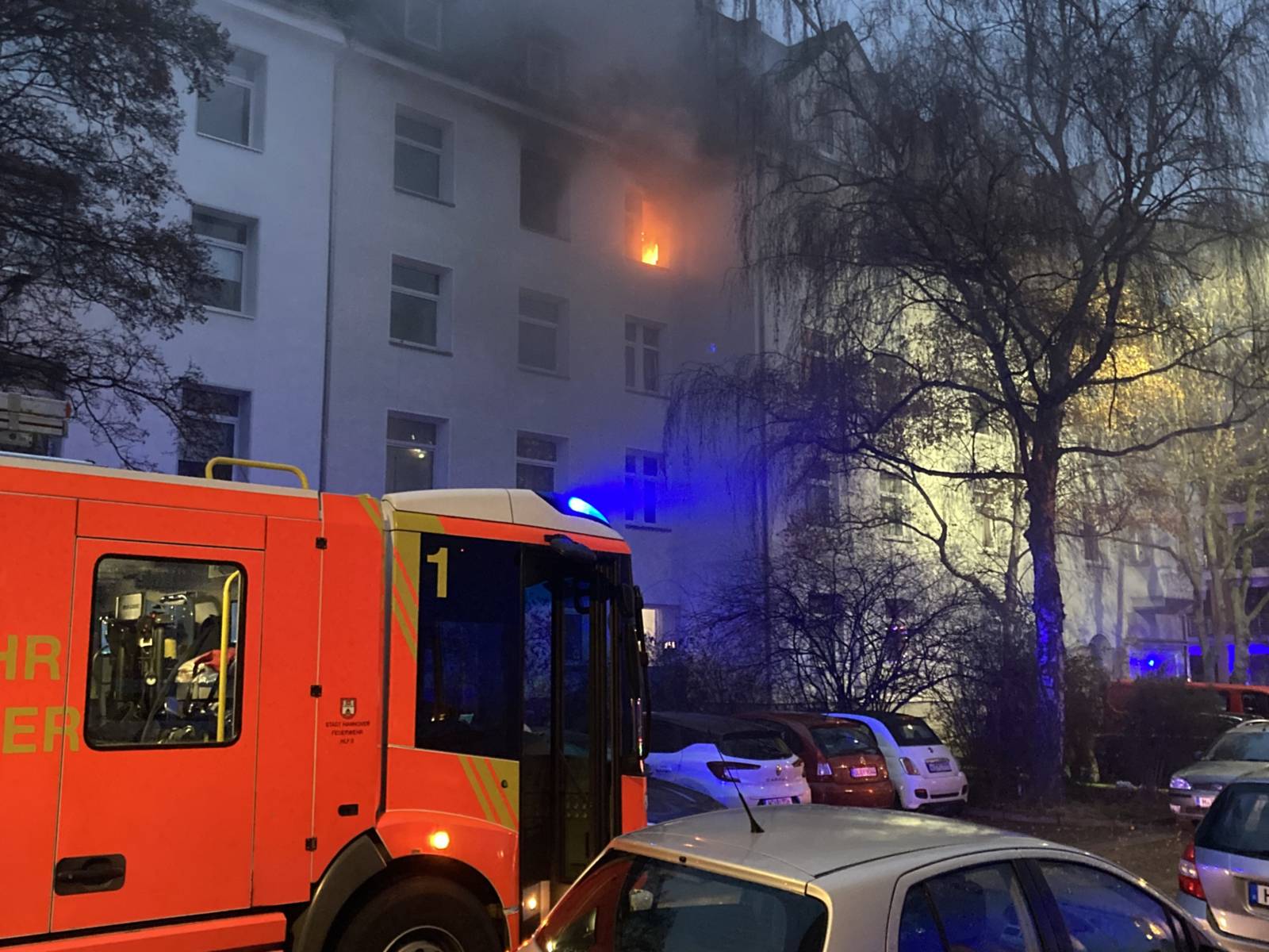Rauchentwicklung und Flammenschlag aus einer Wohnung in der Franckestraße